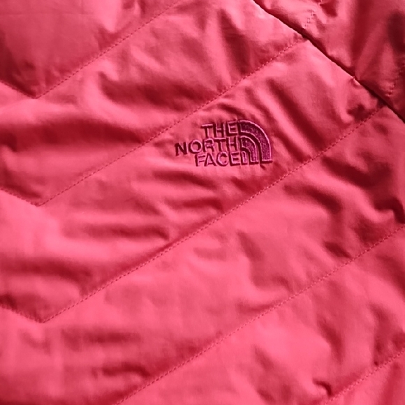 The North Face Vibrant Coral Quilted Jacket - Picture 6 of 7